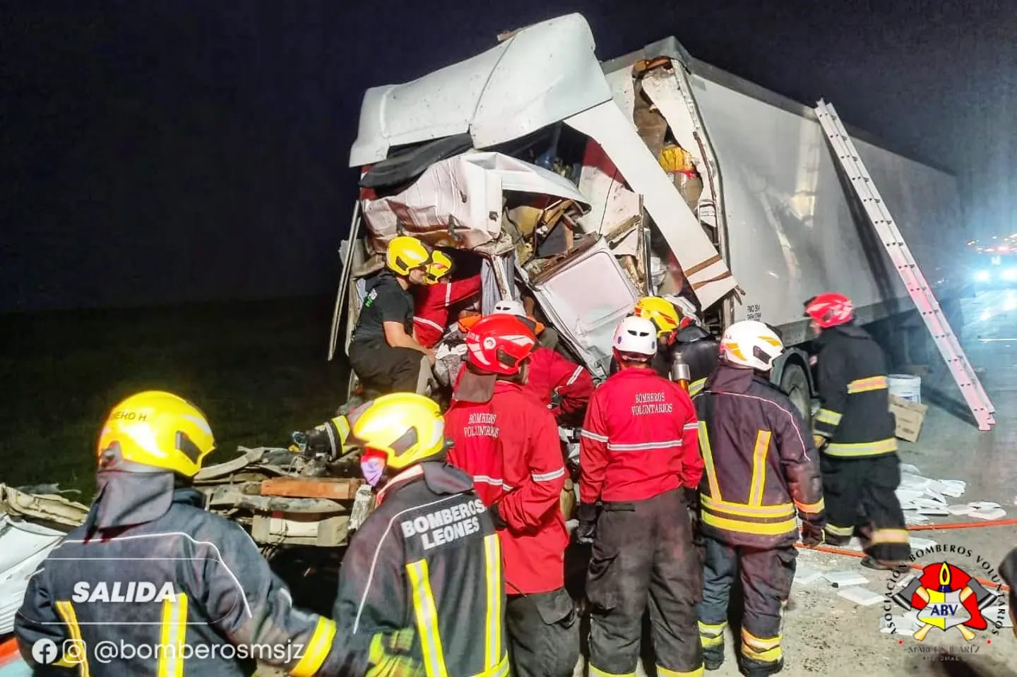 Un conductor quedó en terapia intensiva al colisionar su camión con otro en autopista Rosario-Córdoba