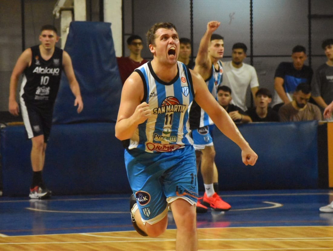 San Martín le ganó un duelo emotivo a Atalaya en Rosario en un juego que empezó el sábado y terminó en la primera hora del domingo