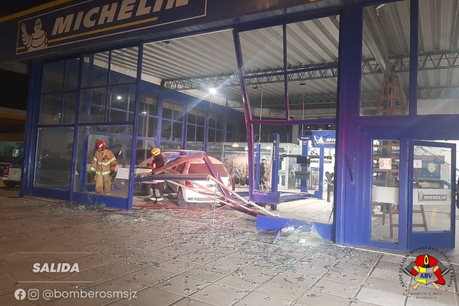 Accidente urbano con un auto que impactó sobre un portón e ingresó a un local comercial en la ruta 9