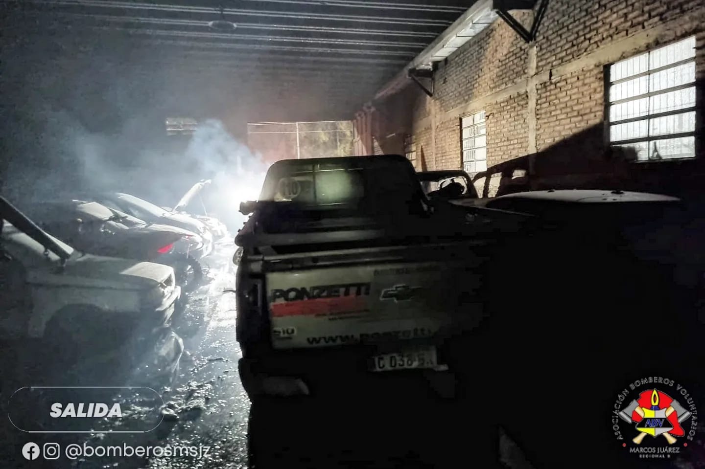 Incendio en un taller mecánico en Ruta 9 y Hermanas Vicentinas con importantes daños materiales