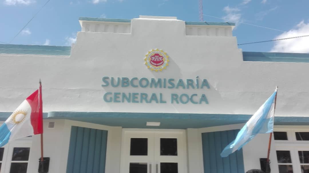 Accidente en General Roca: motocicleta colisiona con perro y deja dos heridos