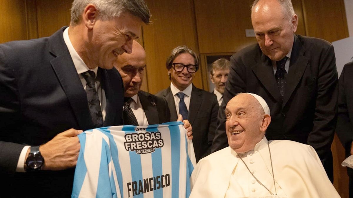 El intendente Passerini, junto con el Papa: lo invitó a visitar Córdoba