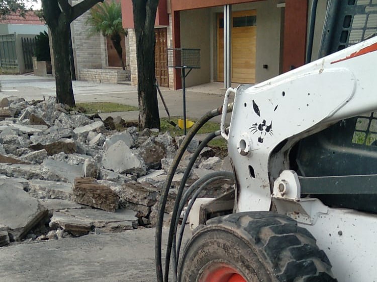Están acondicionando un bache en Av. Santa Fe esquina Santiago del Estero
