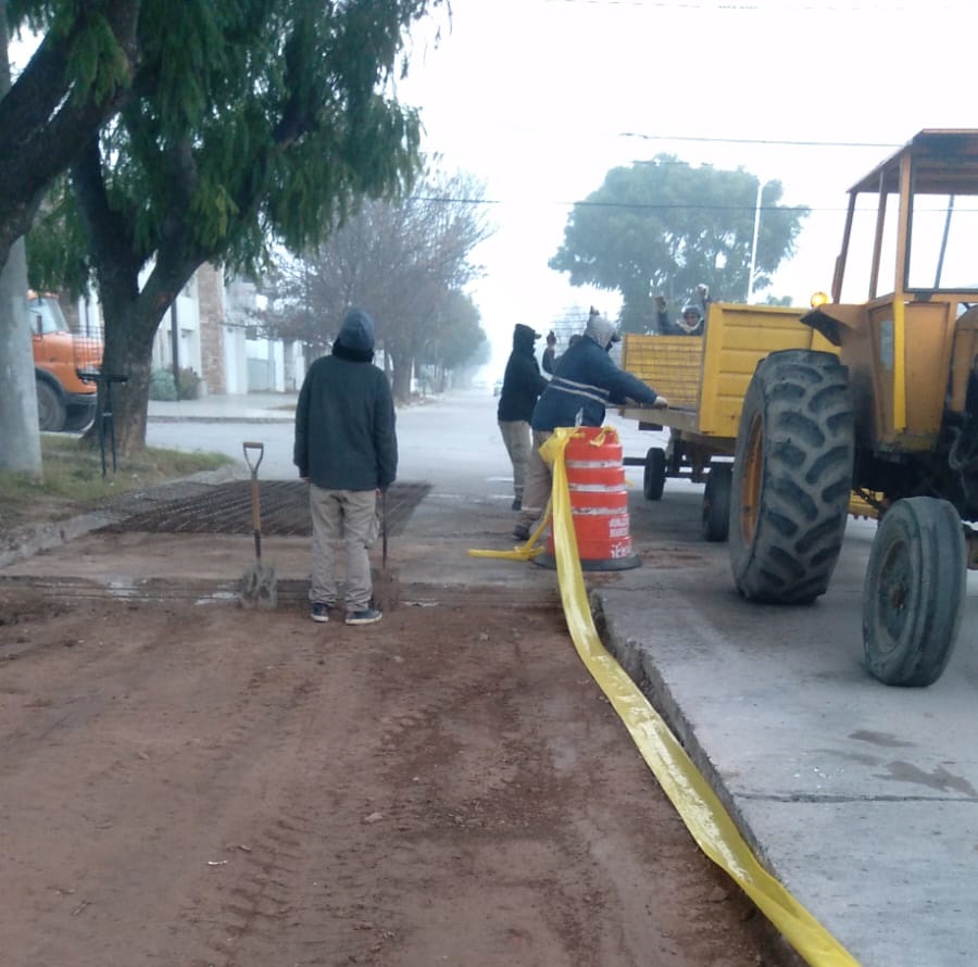 Continúan reparando el bache de Av. Santa Fe y Santiago del Estero y rellenar mañana si llega el hormigón