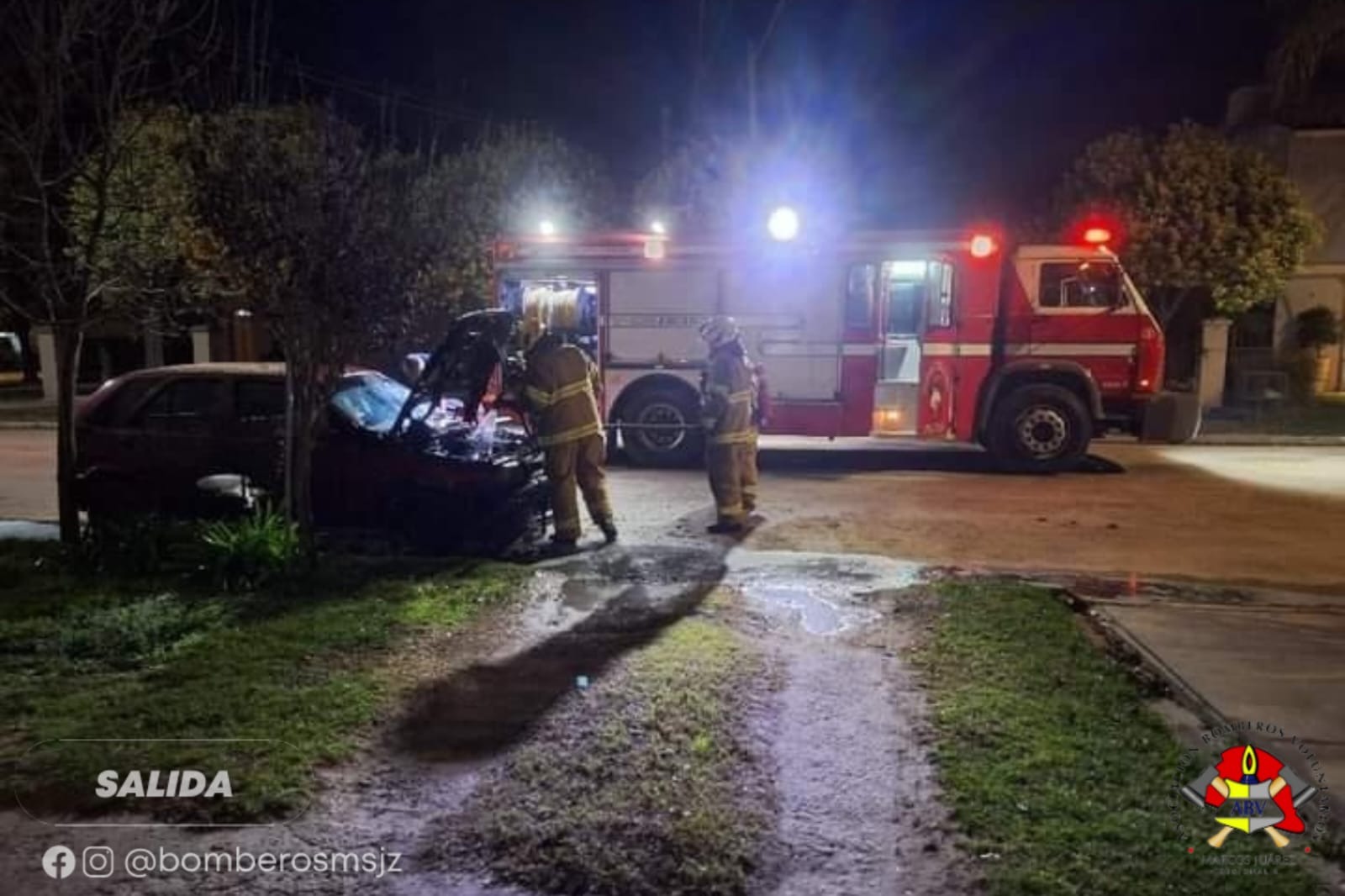 Salida de bomberos por un incendio de un auto en Moreno al 300