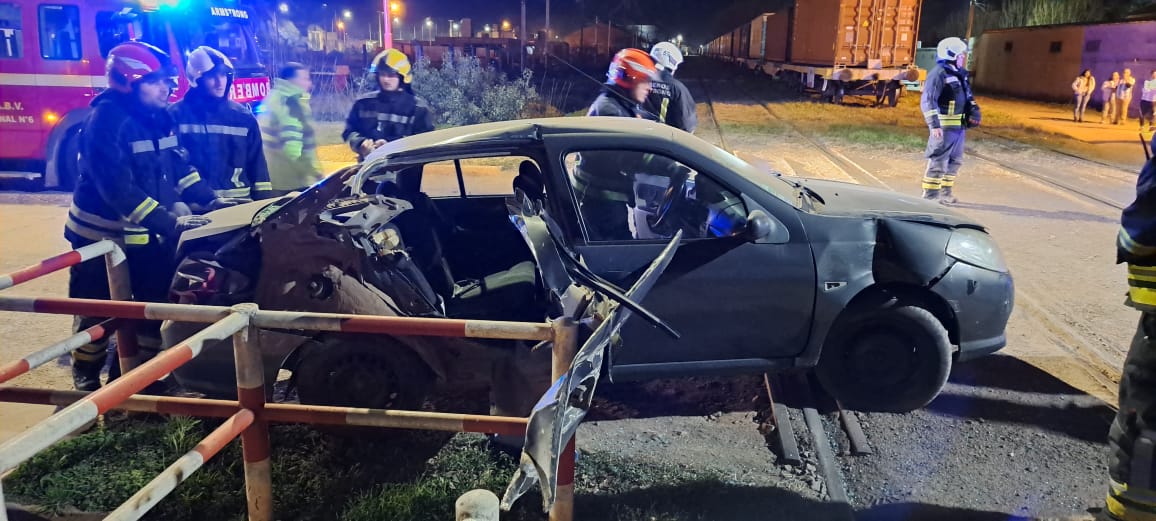Tren colisiona con un automóvil
