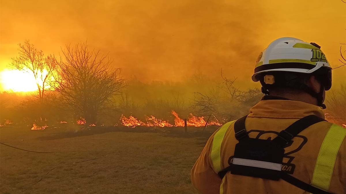 Cuatro bomberos con quemaduras; uno de ellos, en terapia, por un dantesco incendio entre Carlos Paz y Córdoba