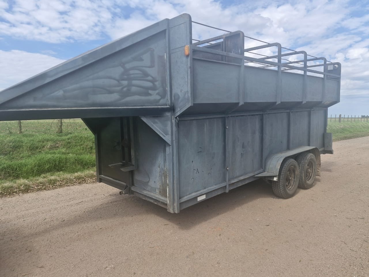 Bell Ville: una patrulla rural recuperó un tráiler para caballos que había sido robado
