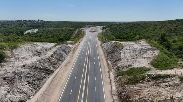 Córdoba: el gobernador Martín Llaryora inaugura un tramo de la autovía 5