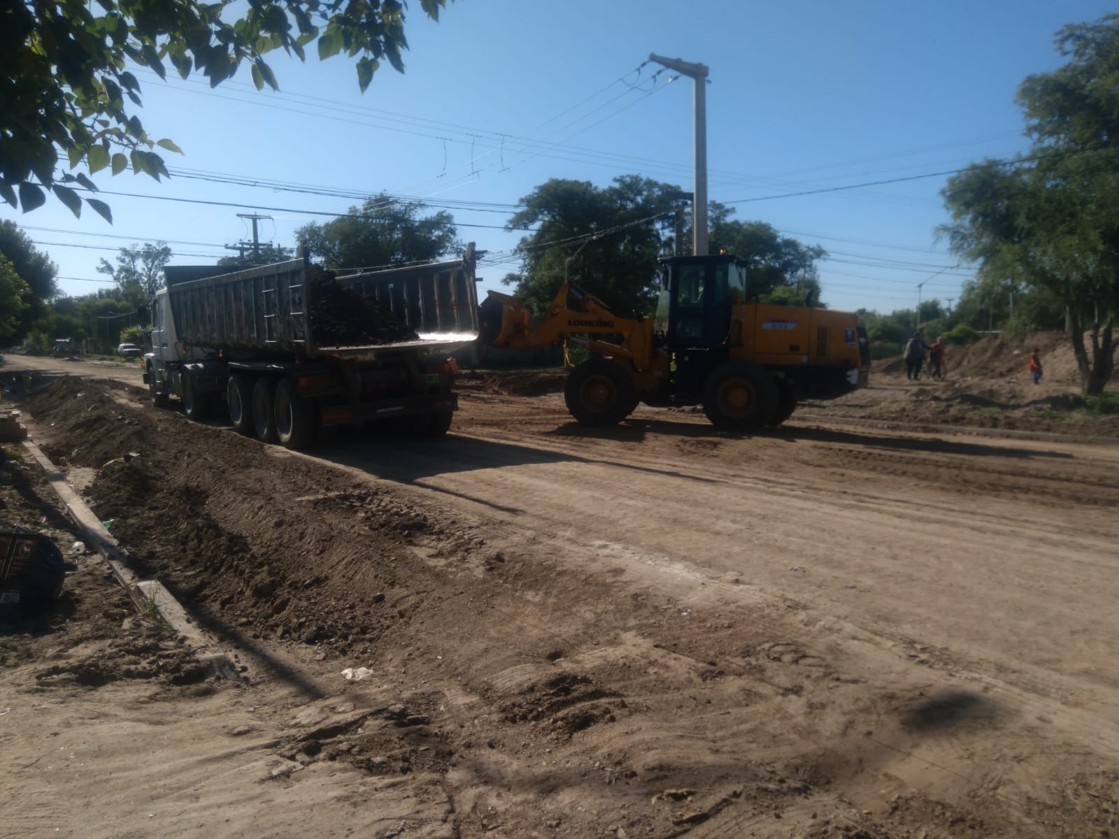 Marcos Juárez: están nivelando el sector del canal de calle Quintana entre Rawson y Calle del Niño