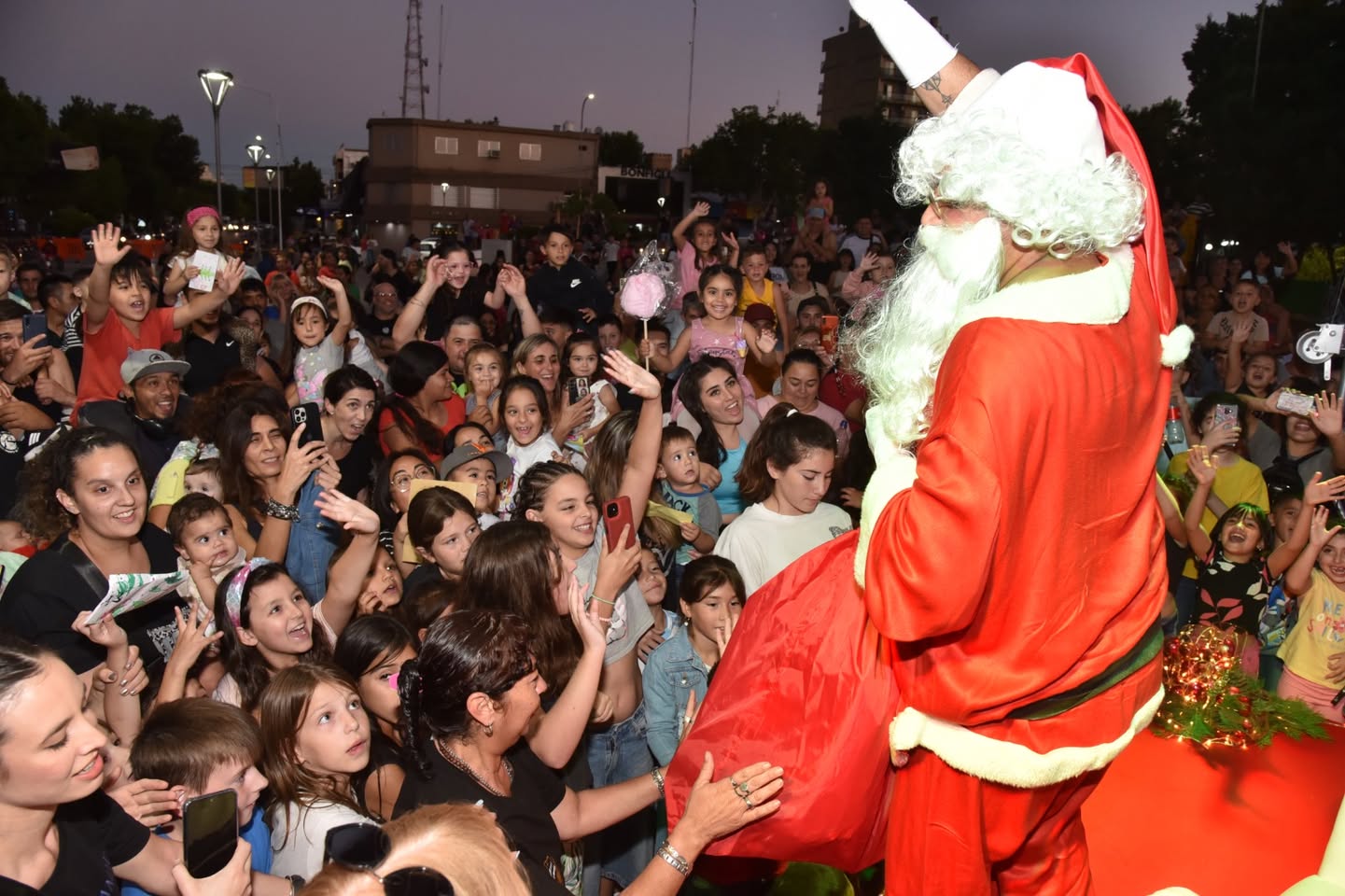 Papá Noel llenó de magia y alegría a Marcos Juárez
