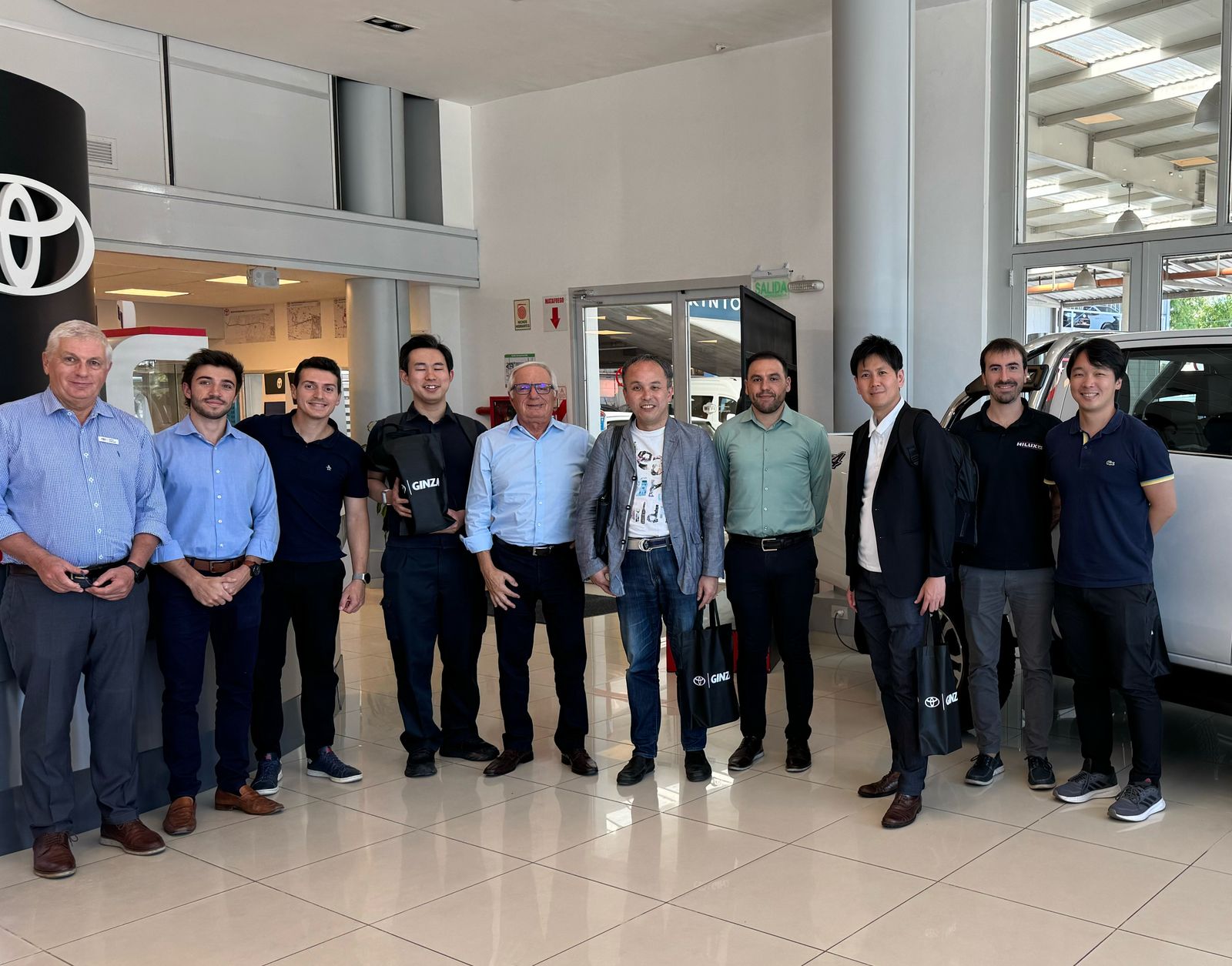 Toyota analiza mercado en Rosario: Ejecutivos japoneses visitan concesionario Ginza