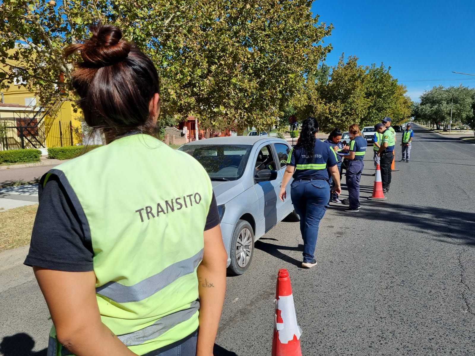 Los padres de un menor de edad atacaron a una inspectora de tránsito tras un control