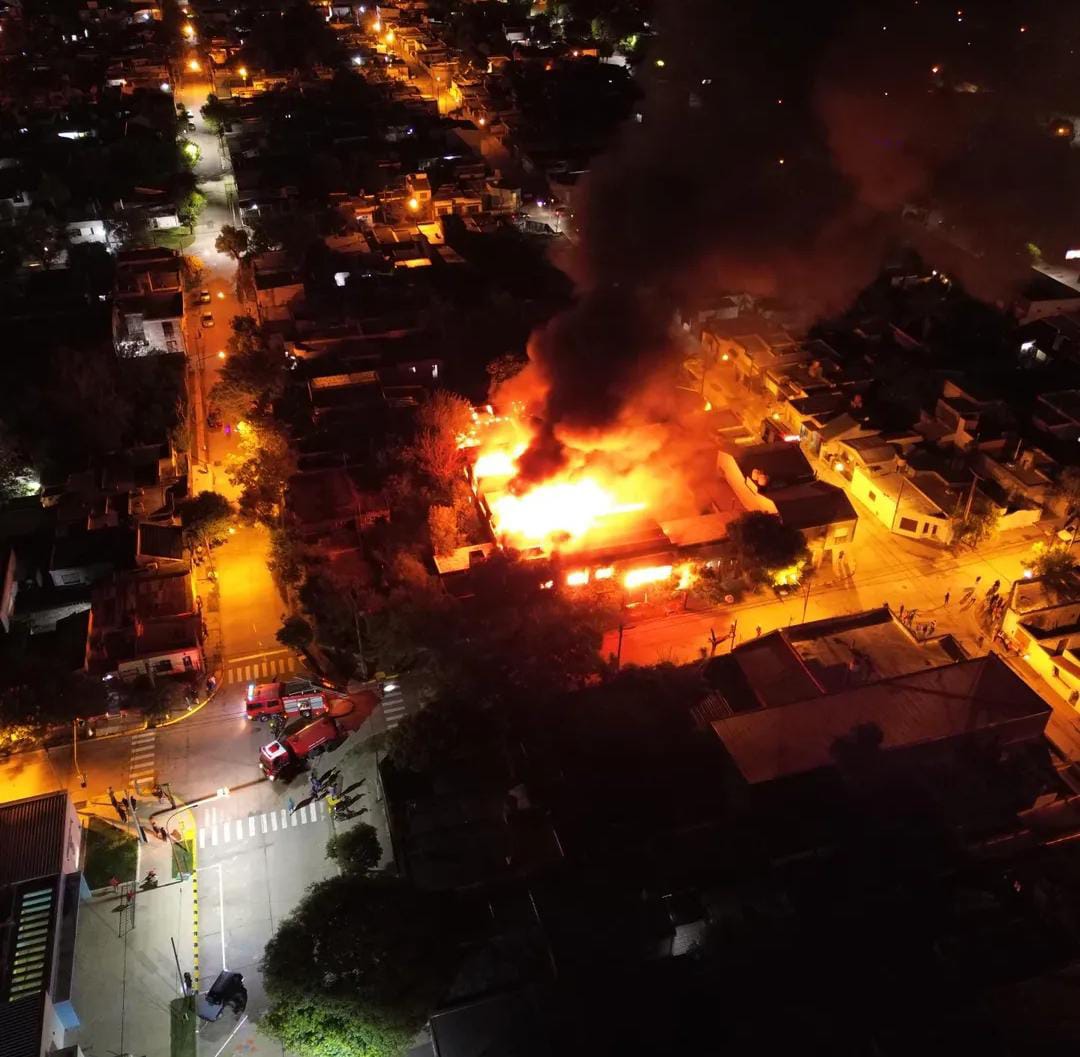 Incendio en carpintería abandonada movilizó a bomberos de tres localidades