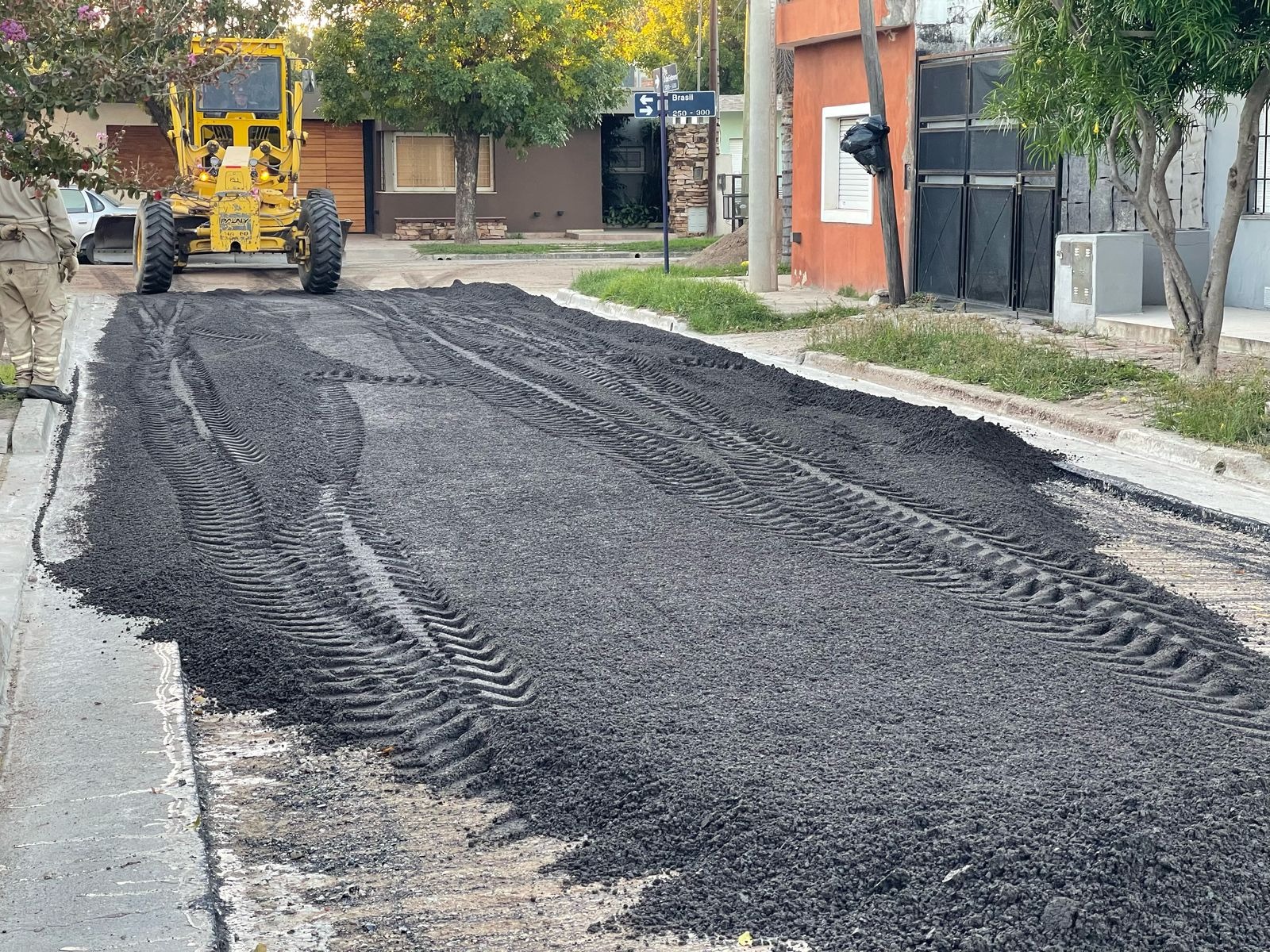 Continúa el asfaltado en frio ahora en el barrio sur