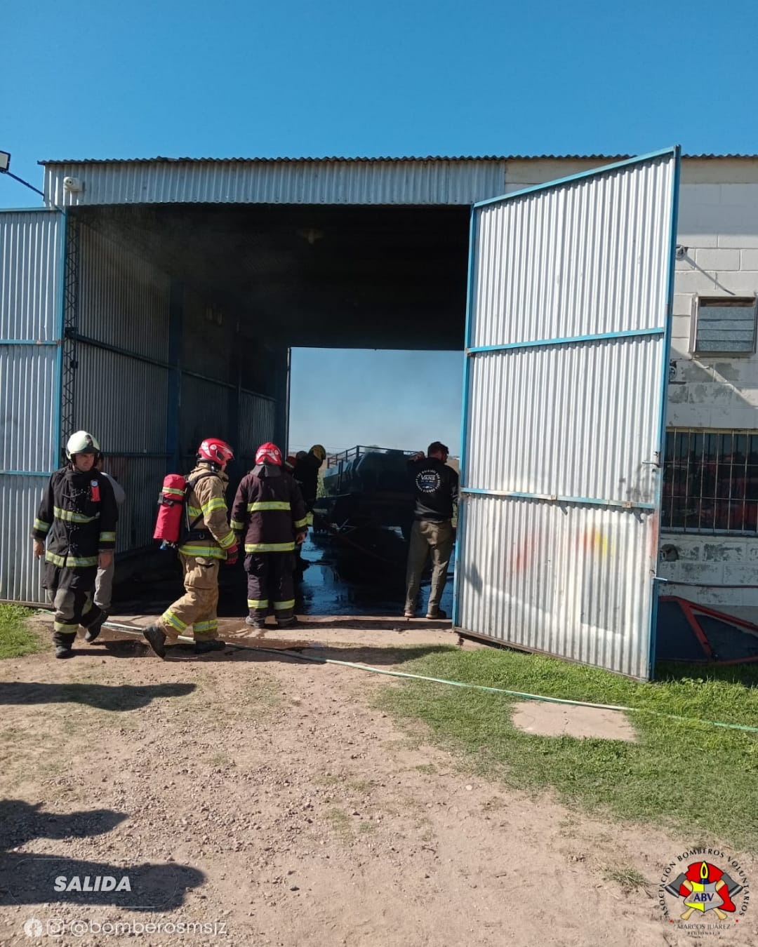 Bomberos acudieron a un taller metalúrgico en ruta 12 por el incendio de un acoplado tanque de combustible