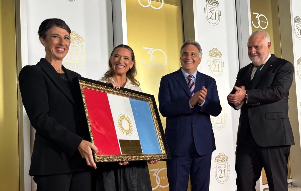 Llaryora participó del 30º aniversario de la Universidad Empresarial Siglo 21