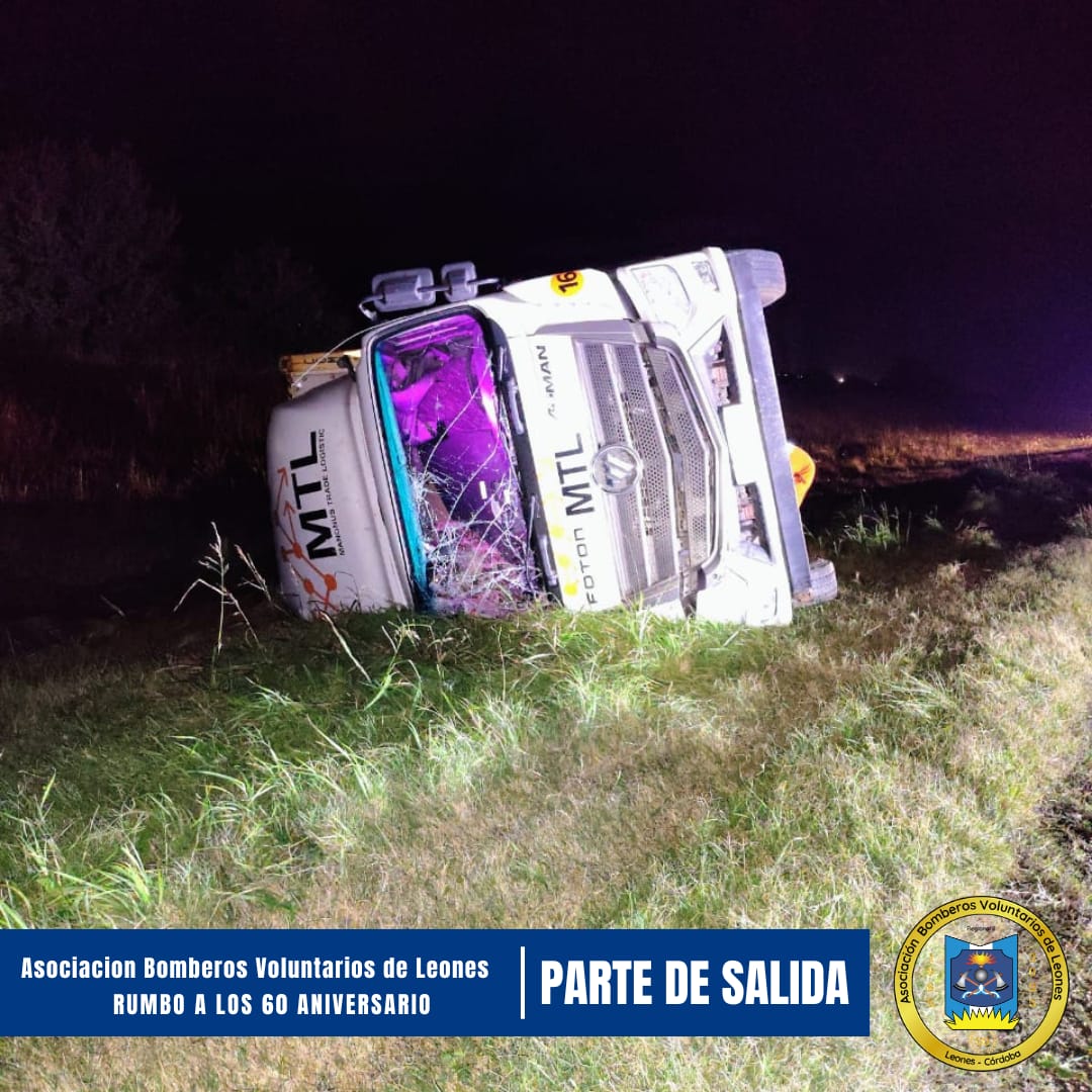 Vuelco en solitario de un camión que transportaba productos congelados