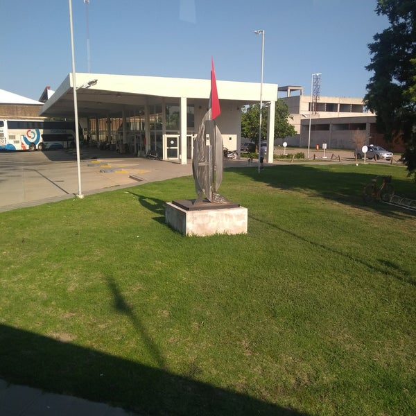 Inseguridad en la madrugada: un hombre con un cuchillo generó pánico en la Terminal de Marcos Juárez