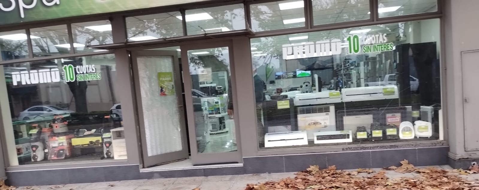 Rompieron la vidriera de Mutual Coyspu y se llevaron herramientas en plena madrugada