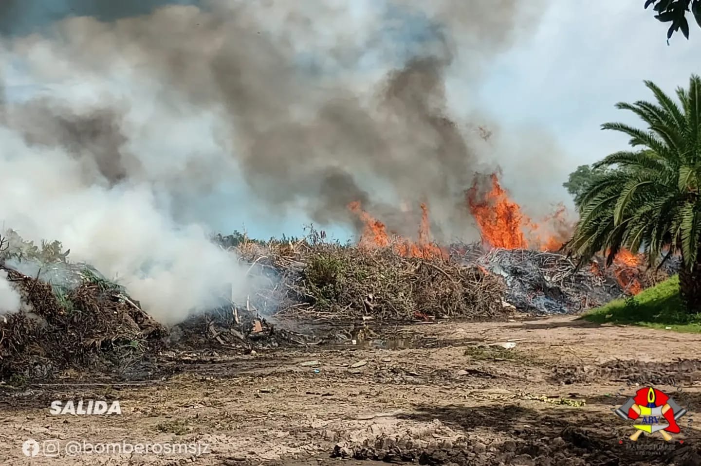 Salida de Bomberos Voluntarios para la extinción de un incendio de ramas