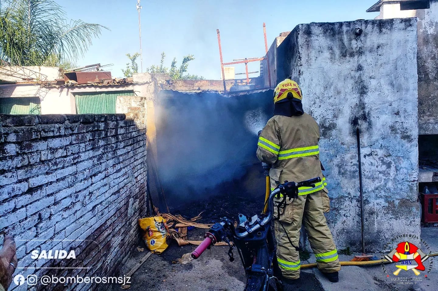 Salidas de bomberos por incendio en un galpón y para rescatar un gato de un árbol