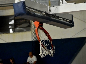 San Martín le ganó un duelo emotivo a Atalaya en Rosario en un juego que empezó el sábado y terminó en la primera hora del domingo