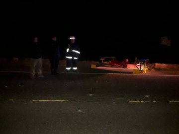 Tortugas: cayó implemento agrícola de un camión en la ruta 9