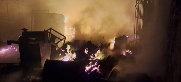Incendio en carpintería abandonada movilizó a bomberos de tres localidades