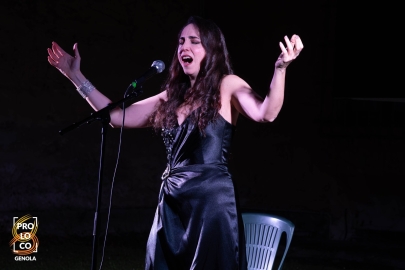 La cantante Carolina López brilla en Italia y emociona a Genola con su música