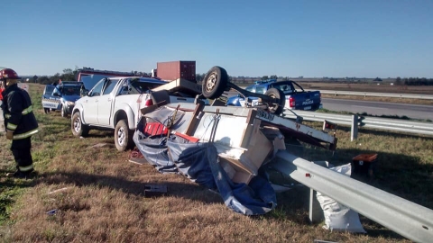 Gral Roca: volcó una camioneta con acoplado en autopista