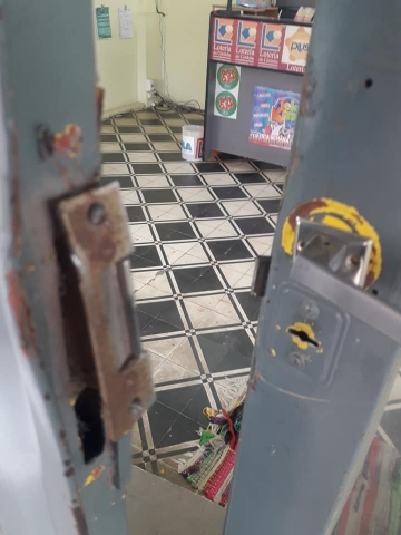 Roban forrajería e ingresan al local vecino sin llevarse nada