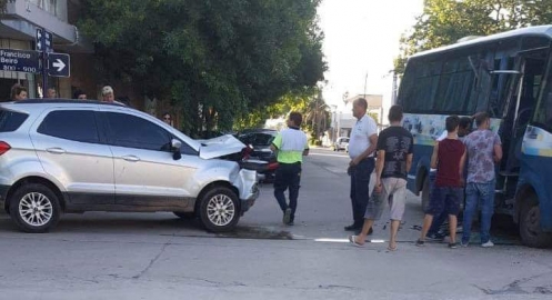 Choque de vehículos en zona urbana protagonizado por el colectivo municipal