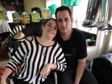 Le amputaron las piernas y busca al “ángel” que ayudó a sacarla del auto

