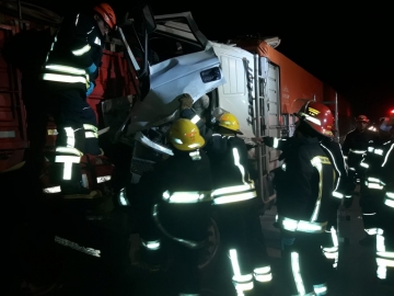 Leones: camionero quedó atrapado al chocar a otro camión