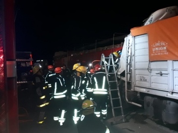 Leones: camionero quedó atrapado al chocar a otro camión