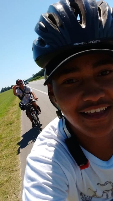 Un joven venezolano se fue de su país desde diciembre, recorrió 7000 km en bici y ahora se encuentra en Marcos Juárez 

