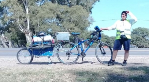 Cumplió su sueño de ir en bicicleta hasta su pueblo de la infancia en donde colabora solidariamente

