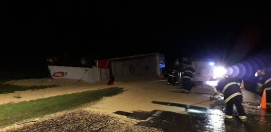 Gral Roca: camionero volcó en autopista, la carga quedó sobre la carpeta asfaltica