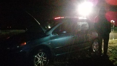 Gral Roca: camionero volcó en autopista, la carga quedó sobre la carpeta asfaltica