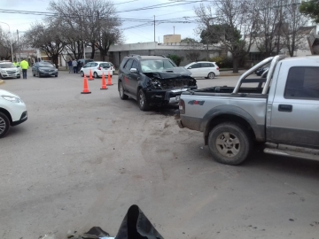 Marcos Juárez: accidente entre dos camionetas en Av Alem a metros de ruta 9