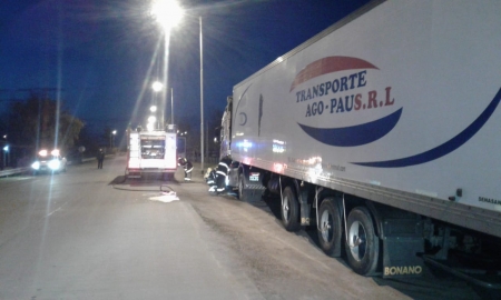 Principio de incendio en un camión estacionado