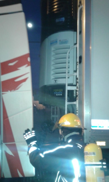 Principio de incendio en un camión estacionado