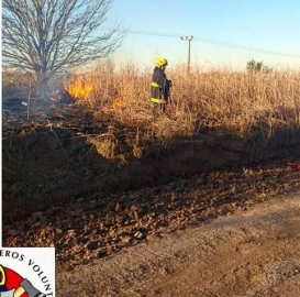 Bomberos voluntarios dos salidas por incendio