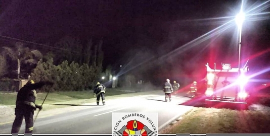 Bomberos barrieron maíz derramado sobre ruta 12