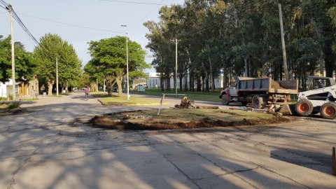 Marcos Juárez: retiran las rotondas de calle J  B Justo