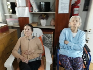 “Les dijimos a las abuelas que estamos en un crucero para sobrellevar la cuarentena” dijo la encargada de Las Magnolias 1