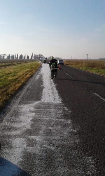 Bomberos de Leones trabajaron en un derrame de urea sobre ruta 9