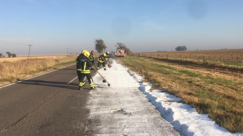 Bomberos de Leones trabajaron en un derrame de urea sobre ruta 9