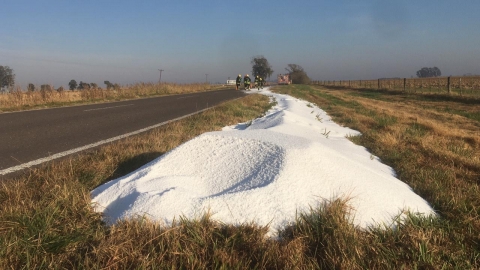 Bomberos de Leones trabajaron en un derrame de urea sobre ruta 9